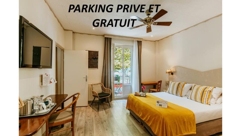 Bed, TV and multimedia, Bedroom