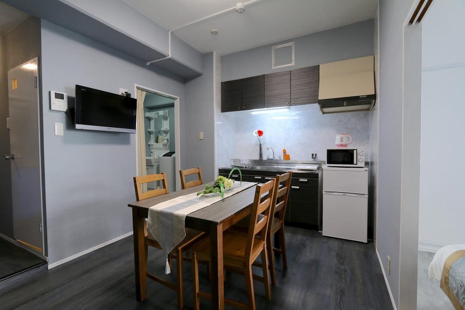 TV and multimedia, Kitchen or kitchenette, Dining area, microwave, stove, kitchen