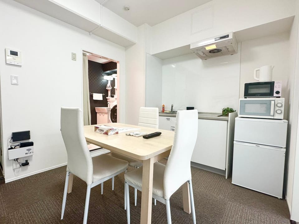 Kitchen or kitchenette, Dining area, microwave, stove