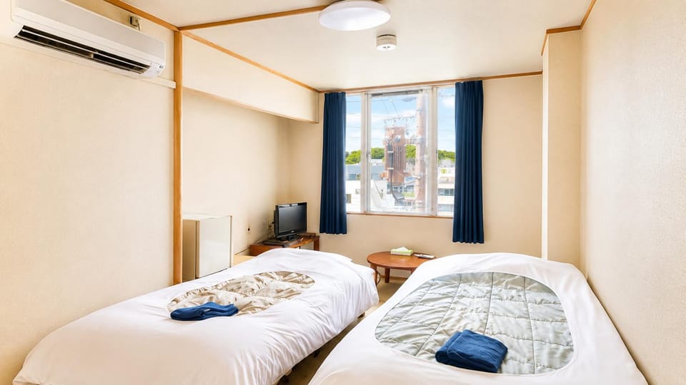 Bed, TV and multimedia, Photo of the whole room, Bedroom, towels, air conditioner