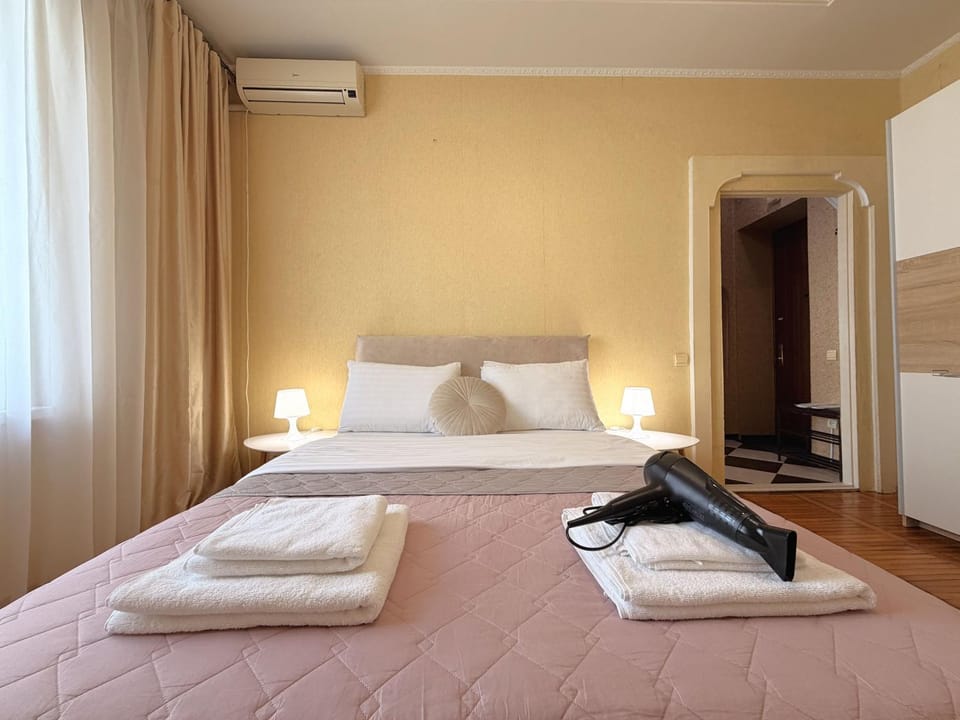 Bed, Photo of the whole room, Bedroom, hair dryier, towels, towels, air conditioner