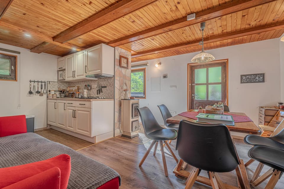 Kitchen or kitchenette, Dining area, pet friendly