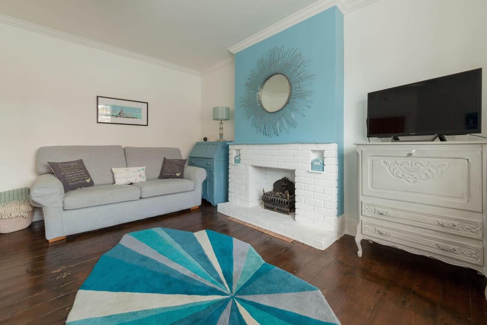 TV and multimedia, Living room, Seating area, flat iron, locker, locker