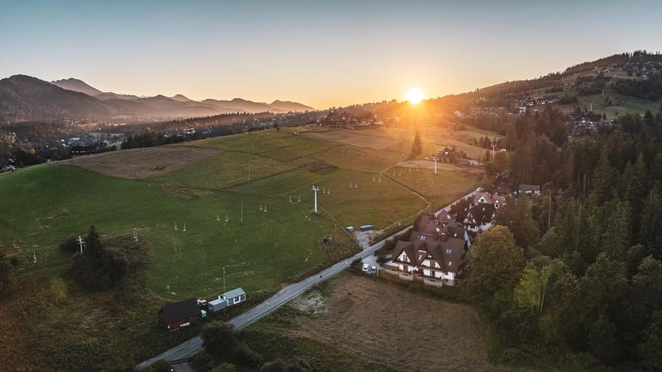 Nearby landmark, Bird's eye view