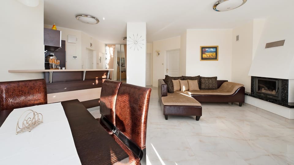 Kitchen or kitchenette, Living room, Seating area, Dining area