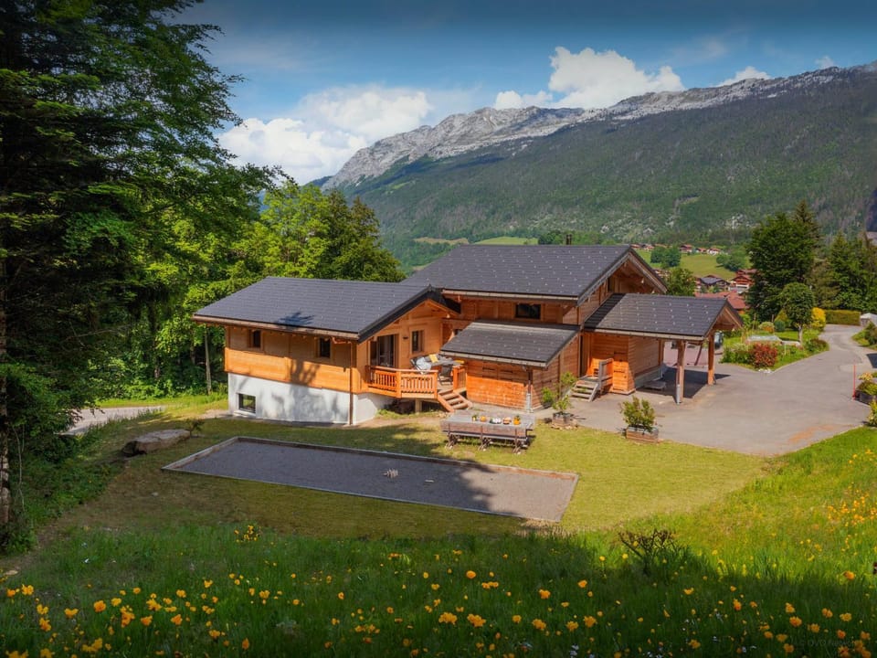 Property building, Day, Natural landscape, Summer, Mountain view