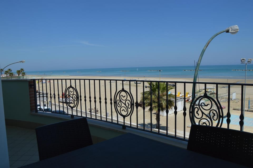 Spring, Day, Balcony/Terrace, Dining area, On site, Sea view, Street view