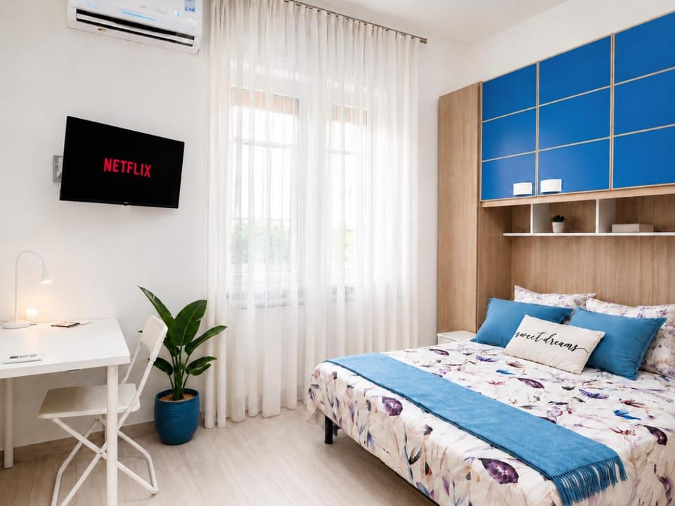 Bed, TV and multimedia, Bedroom, air conditioner