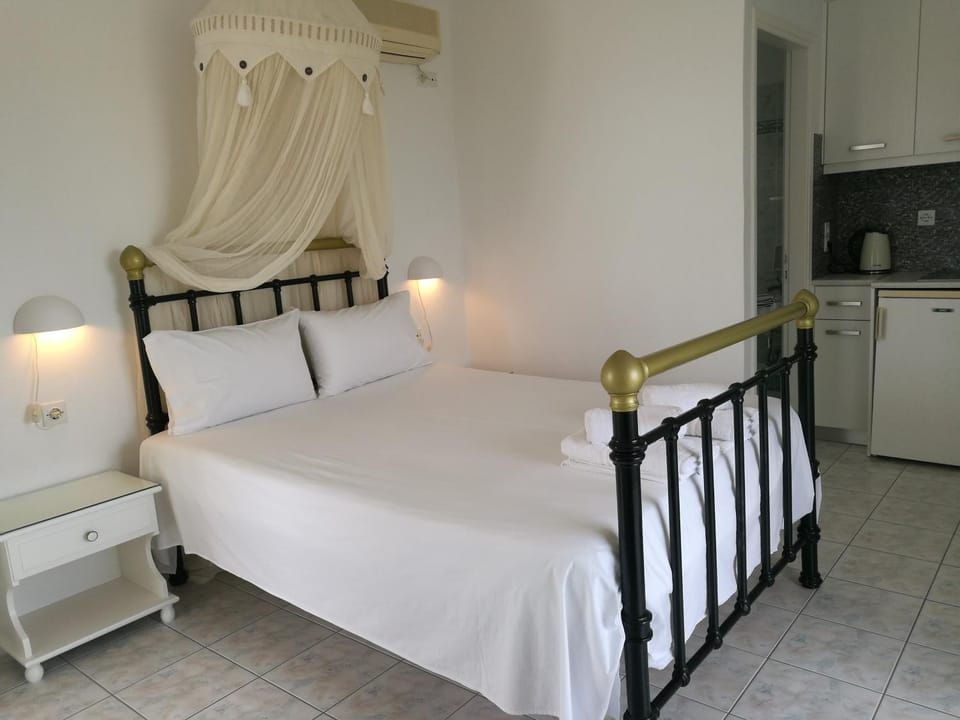 Kalimera Studios Bed and Breakfast in Pollonia