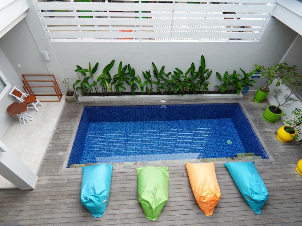 Swimming pool, sunbed
