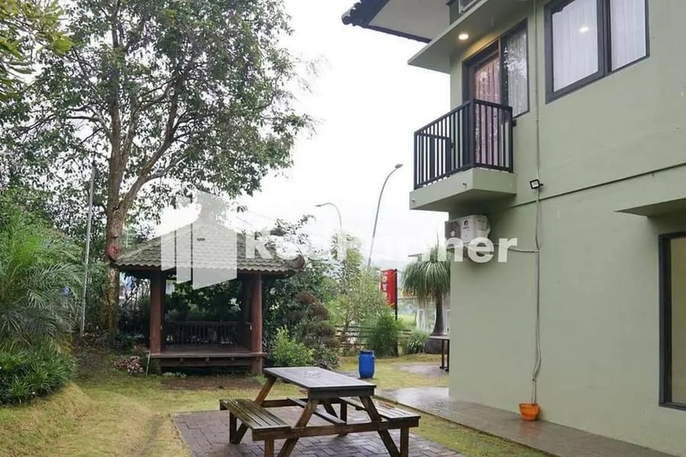 Property building, Patio, Day, Garden, Balcony/Terrace