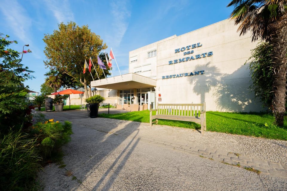 Property building, Patio, Facade/entrance