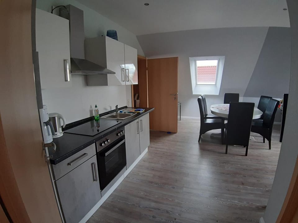 Kitchen or kitchenette, Dining area