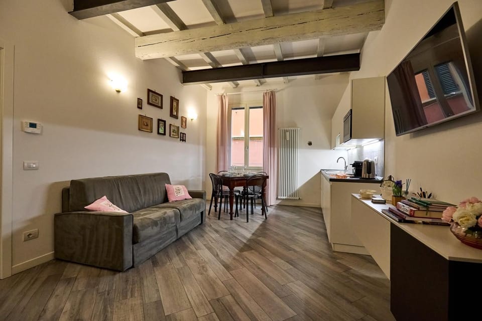 TV and multimedia, Kitchen or kitchenette, Living room, Seating area, Dining area