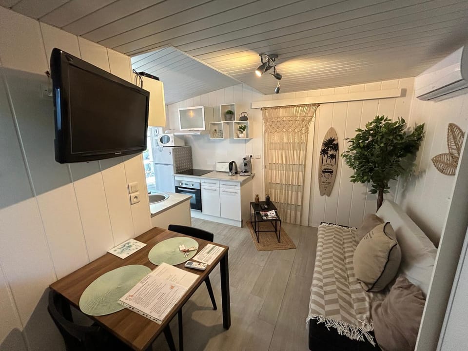 TV and multimedia, Living room, Seating area, Dining area