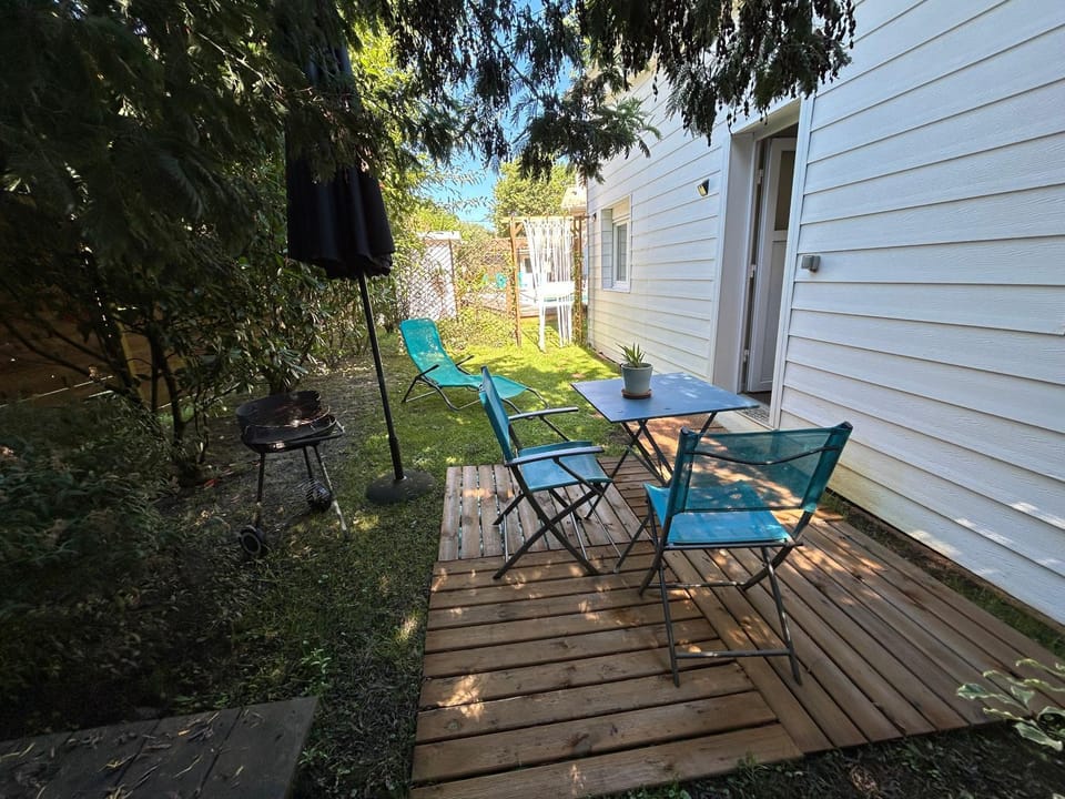 Property building, Patio, Day, Garden, Dining area, Garden view