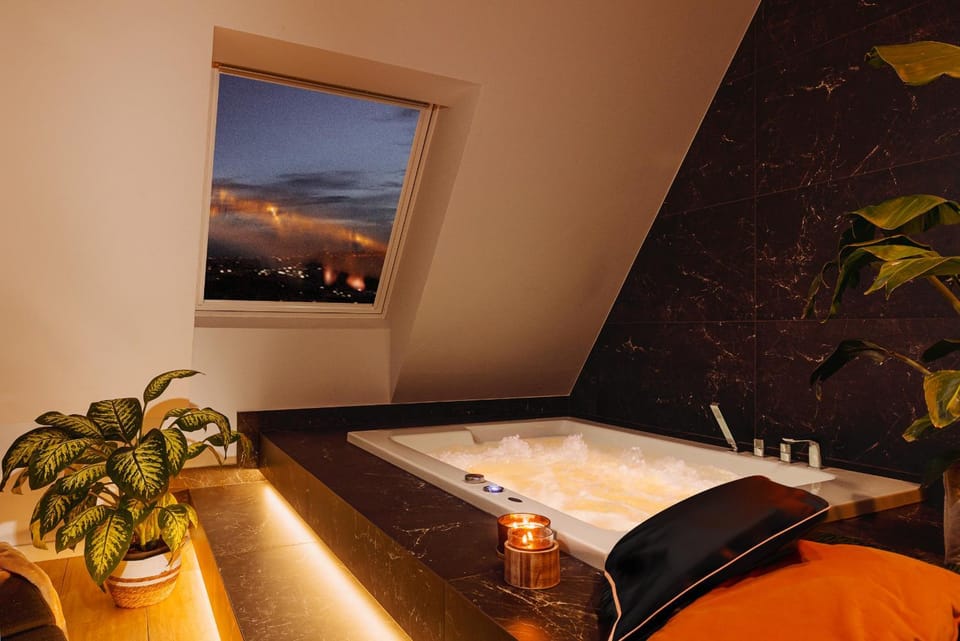 Natural landscape, Hot Tub, Hot Tub, Massage, Seating area, City view