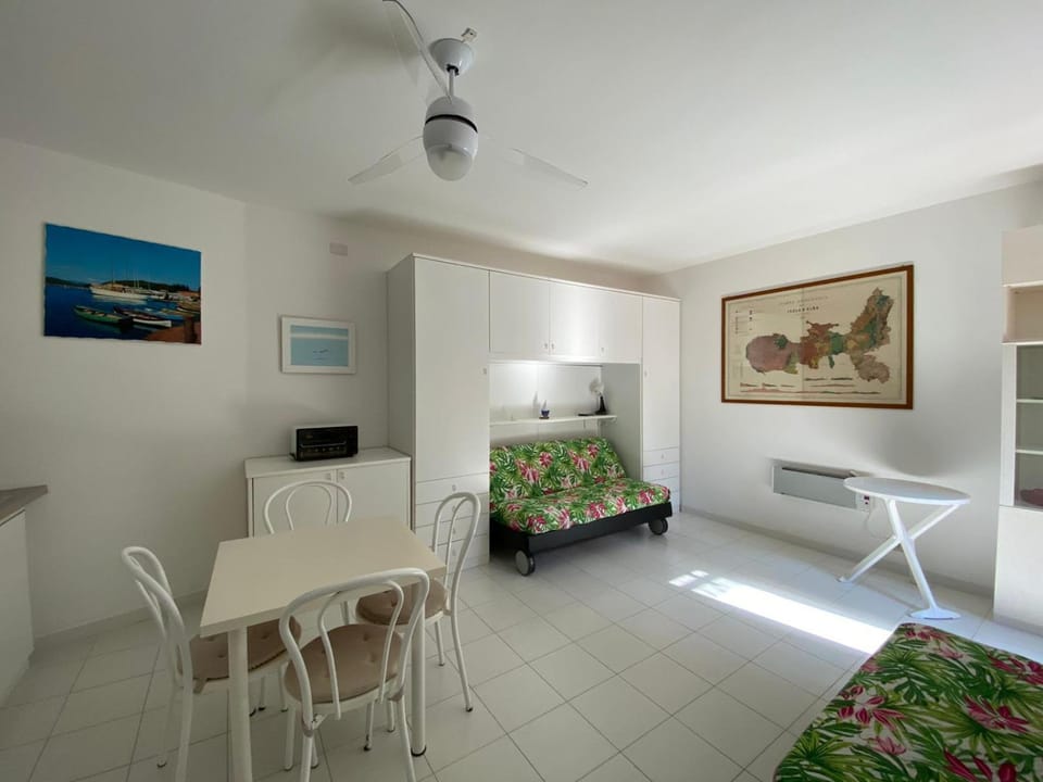 Photo of the whole room, Dining area