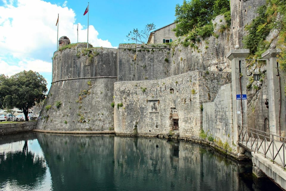 Facade/entrance, Neighbourhood