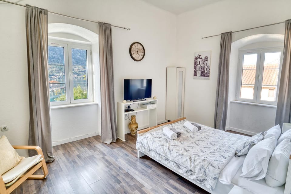 Bright, Romantic & Super Stylish Old Town Flat with Seaview & Shared Terrace Apartment in Kotor