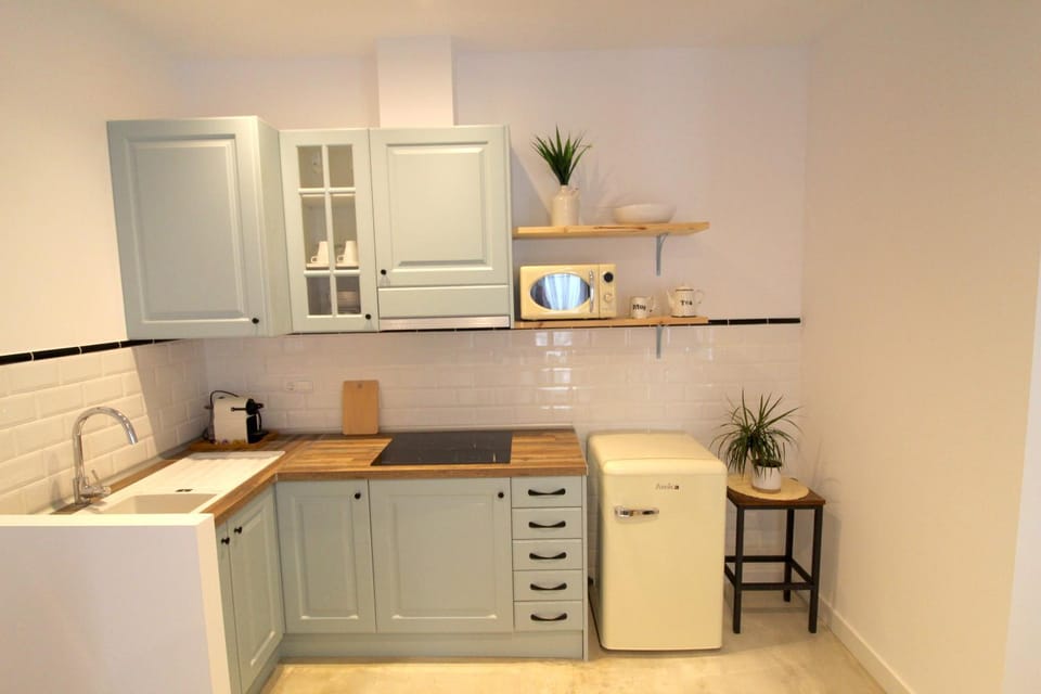 Kitchen or kitchenette, minibar