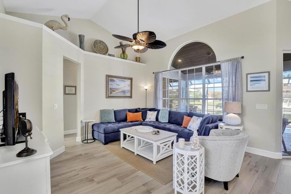 Lovely Pet-friendly waterfront home with pool and dock House in Marco Island
