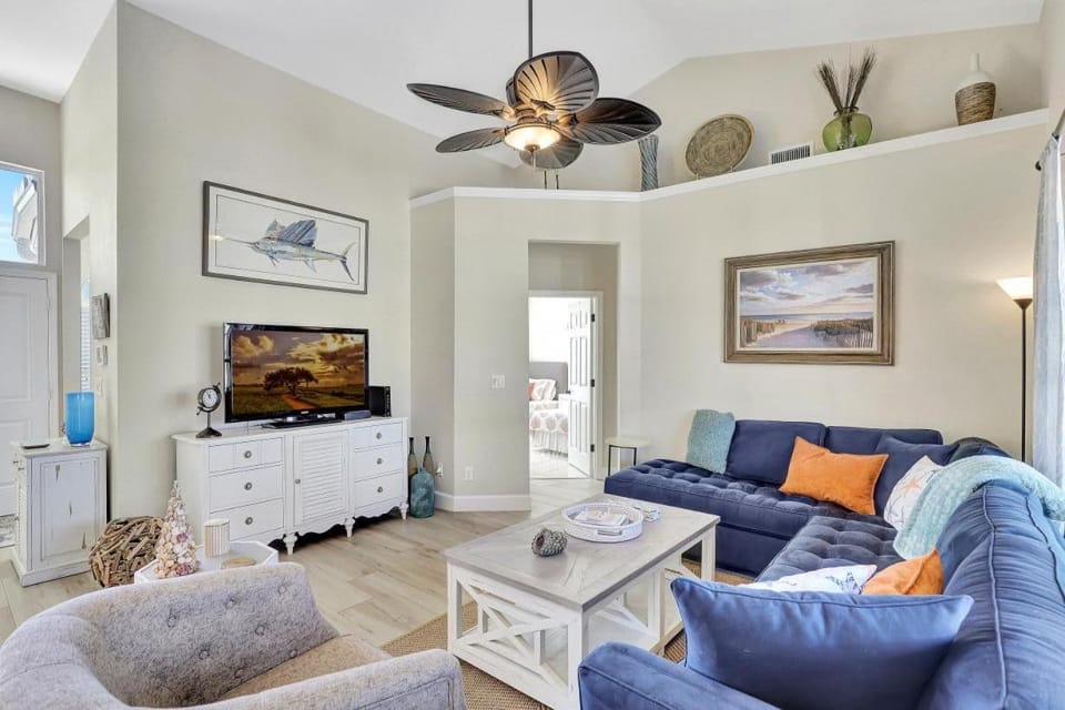 Lovely Pet-friendly waterfront home with pool and dock House in Marco Island