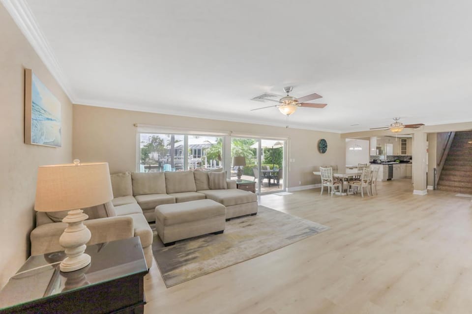 Pet-friendly two-story home with pool, spa, and grill House in Marco Island