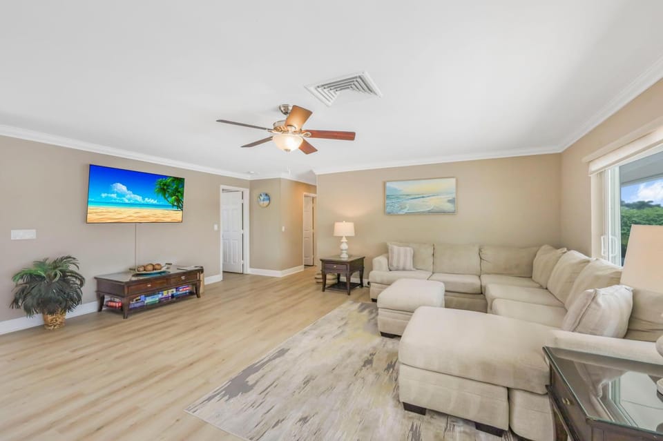 Pet-friendly two-story home with pool, spa, and grill House in Marco Island