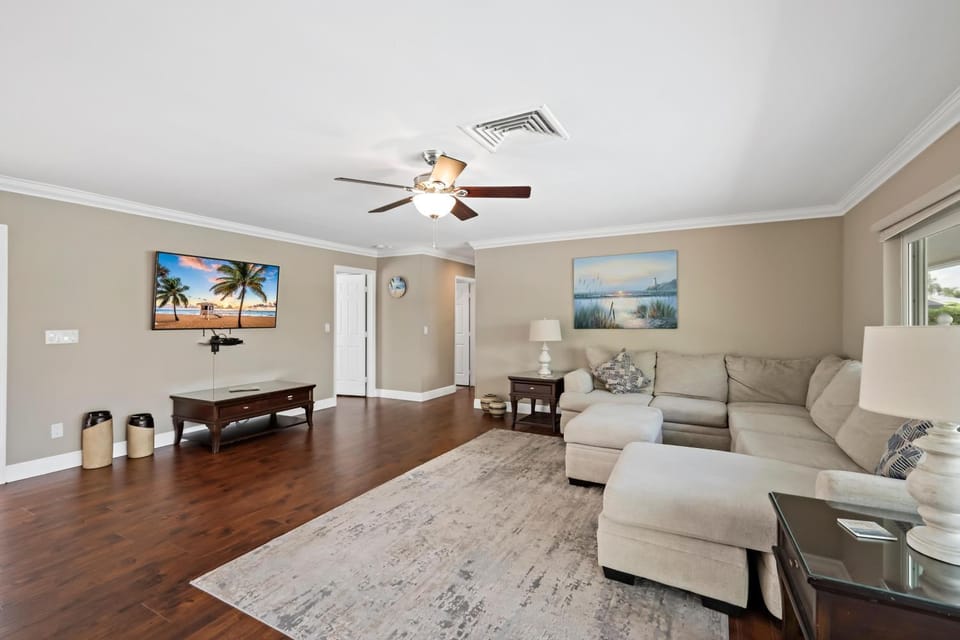 Pet-friendly two-story home with pool, spa, and grill House in Marco Island