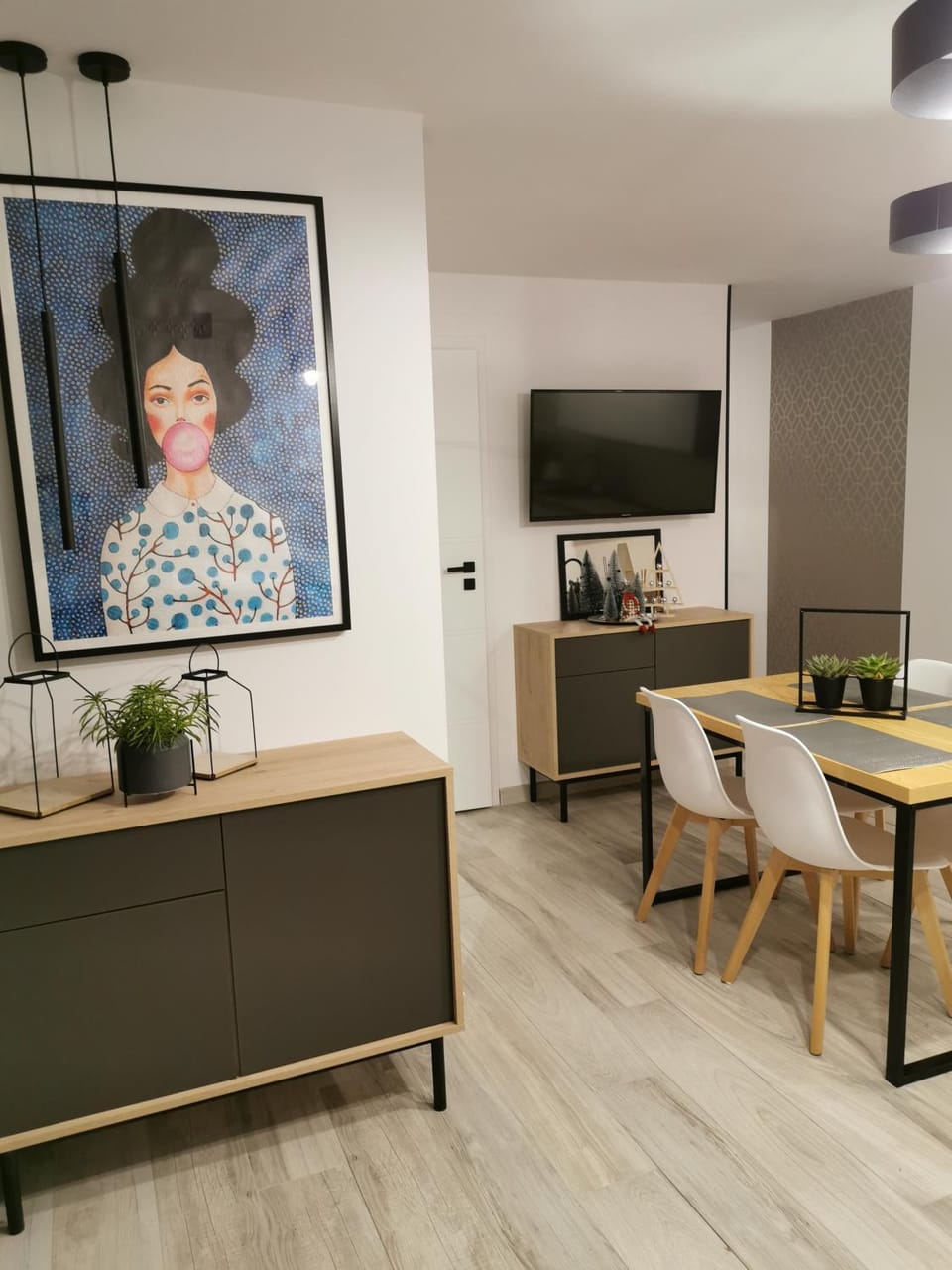 TV and multimedia, Living room, Seating area, Dining area