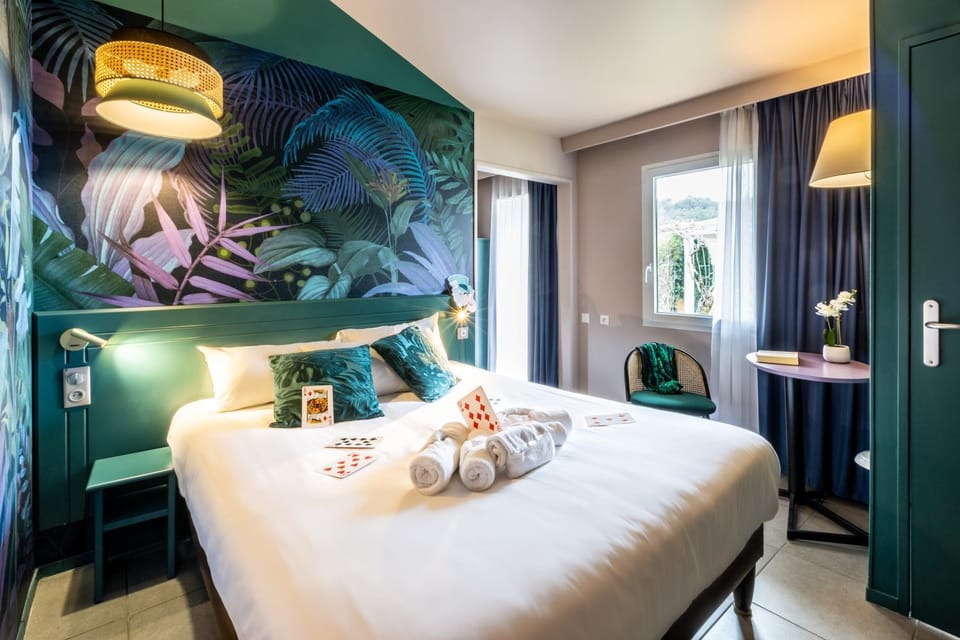 Bedroom, towels