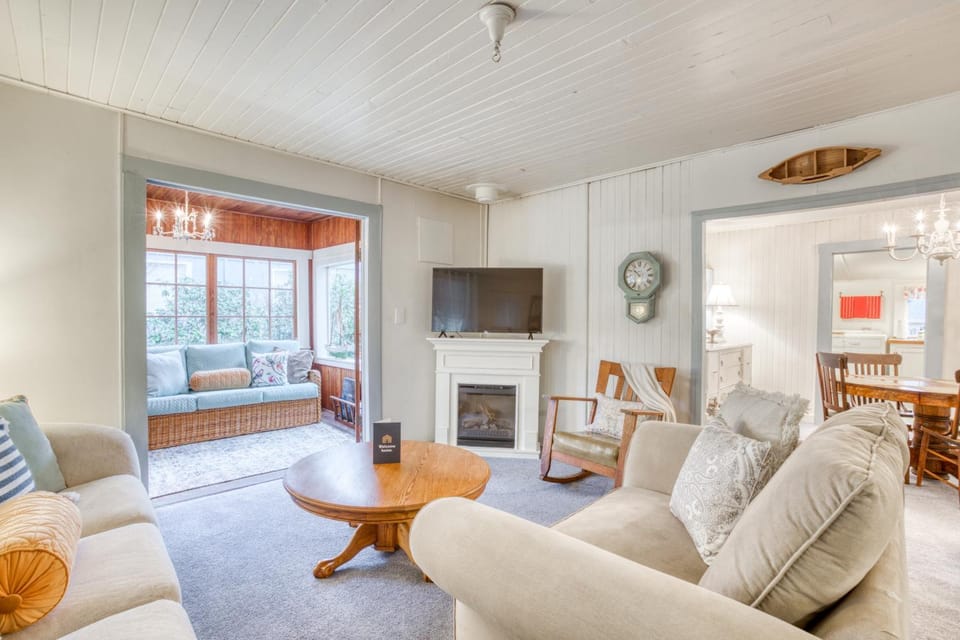 Seaside Classic Cozy Bungalow House in Seaside