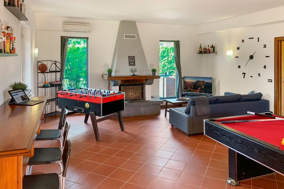 Billiard, Game Room, TV and multimedia, Living room, Seating area