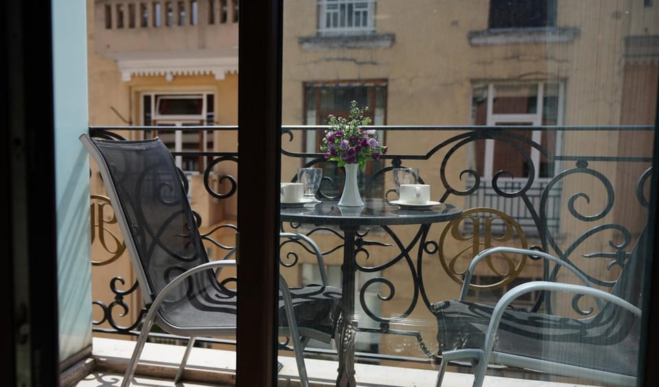 Property building, View (from property/room), Balcony/Terrace, Dining area, Garden view