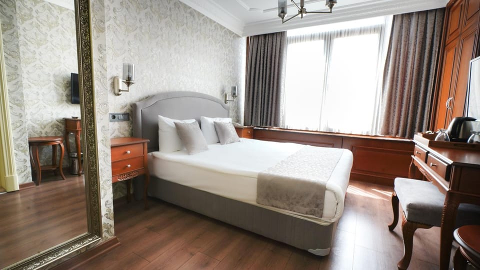 View (from property/room), Bedroom, City view, Quiet street view