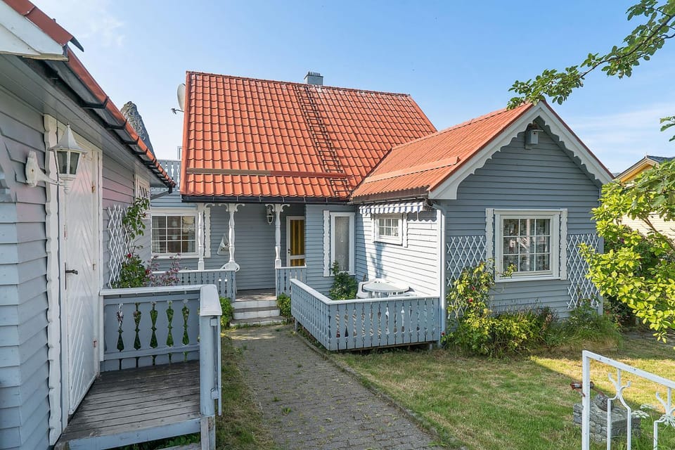 Property building, Facade/entrance, Garden