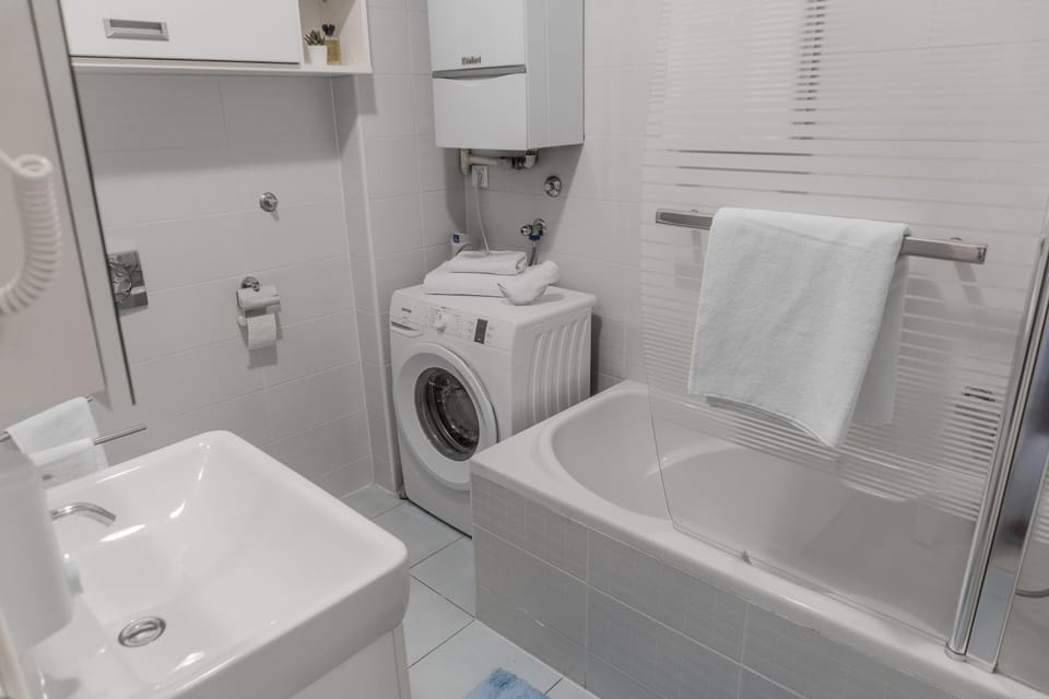 Bathroom, Bath, towels, washing machine