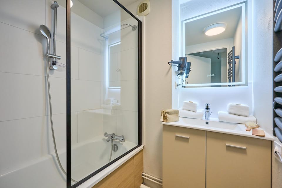 Bathroom, Bath, towels