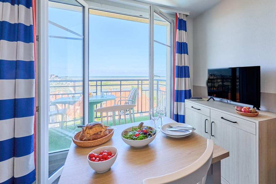 TV and multimedia, Kitchen or kitchenette, Food and drinks, Dining area, Food