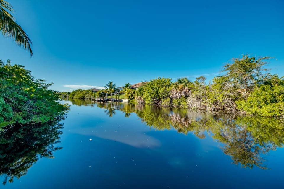 Villa Coral Retreat- Roelens Vacations House in Cape Coral