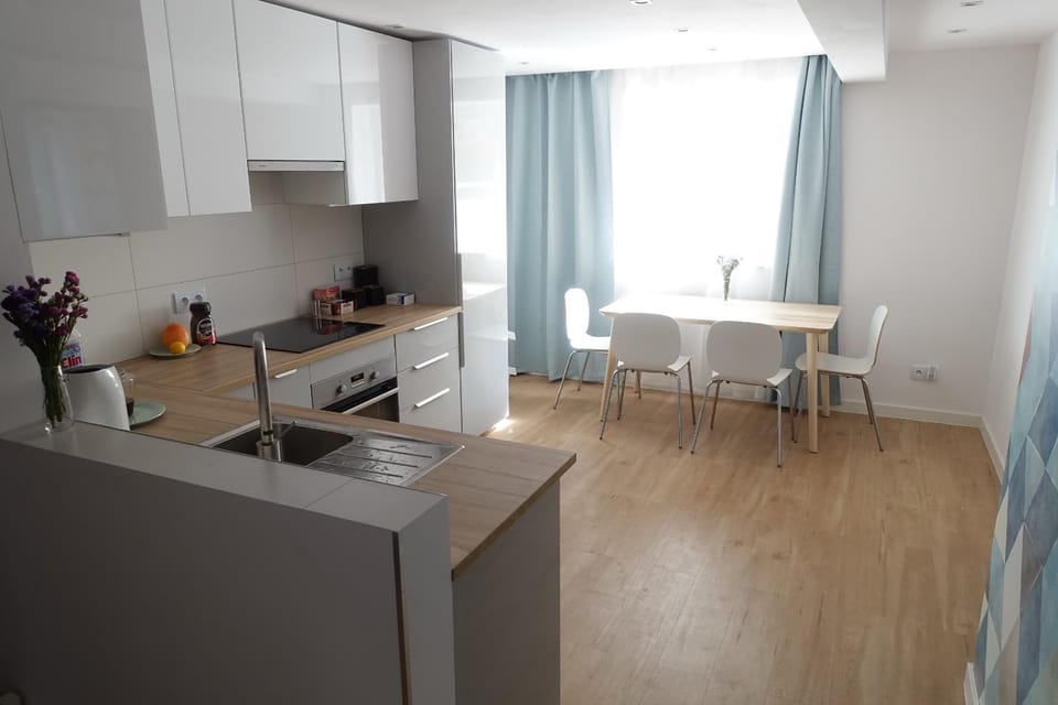 Kitchen or kitchenette, Dining area