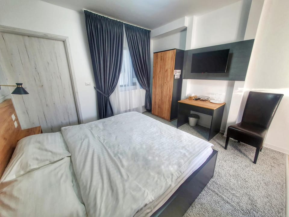 Communal lounge/ TV room, Bed, TV and multimedia, Photo of the whole room, Evening entertainment, Bedroom, hair dresser, wardrobe