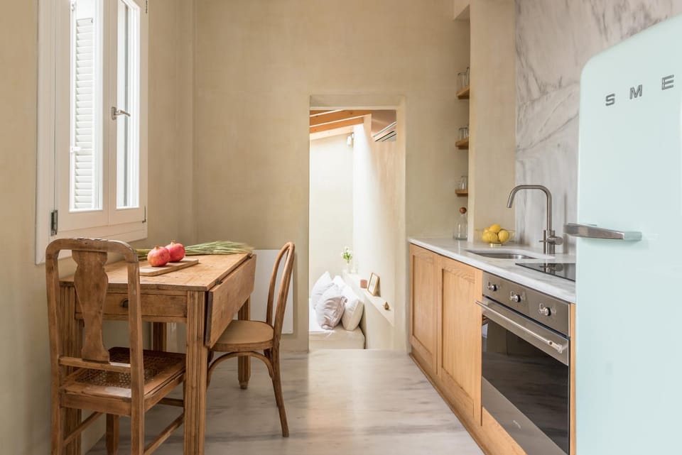 Kitchen or kitchenette, Dining area