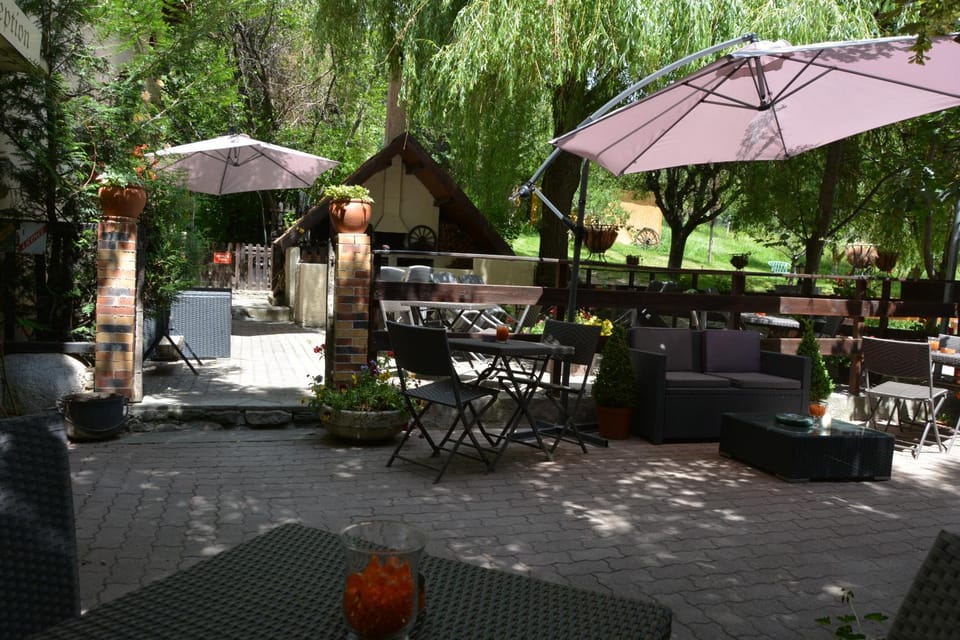 Patio, Restaurant/places to eat, BBQ facilities