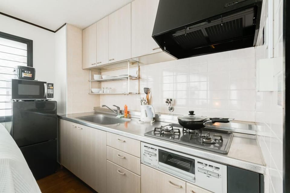 Coffee/tea facilities, Kitchen or kitchenette, microwave, stove, kitchen