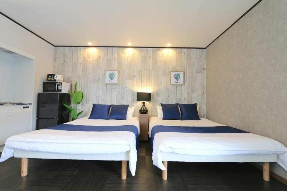 Bed, Kitchen or kitchenette, Photo of the whole room, Bedroom, microwave, kitchen