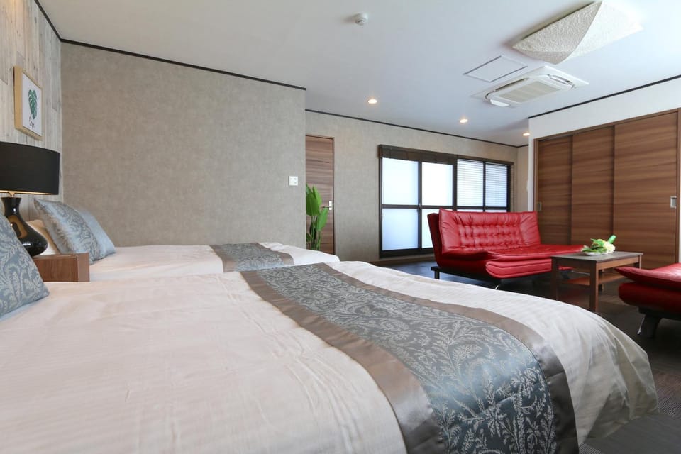 Bed, TV and multimedia, Living room, Photo of the whole room, Seating area, Bedroom, air conditioner