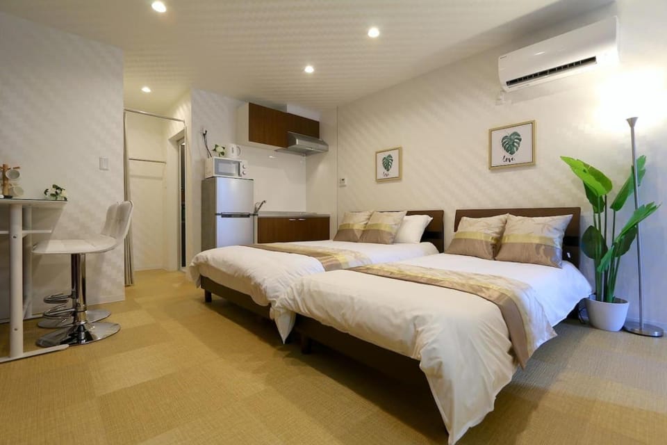 Bed, TV and multimedia, Kitchen or kitchenette, Living room, Photo of the whole room, Seating area, Bedroom, air conditioner