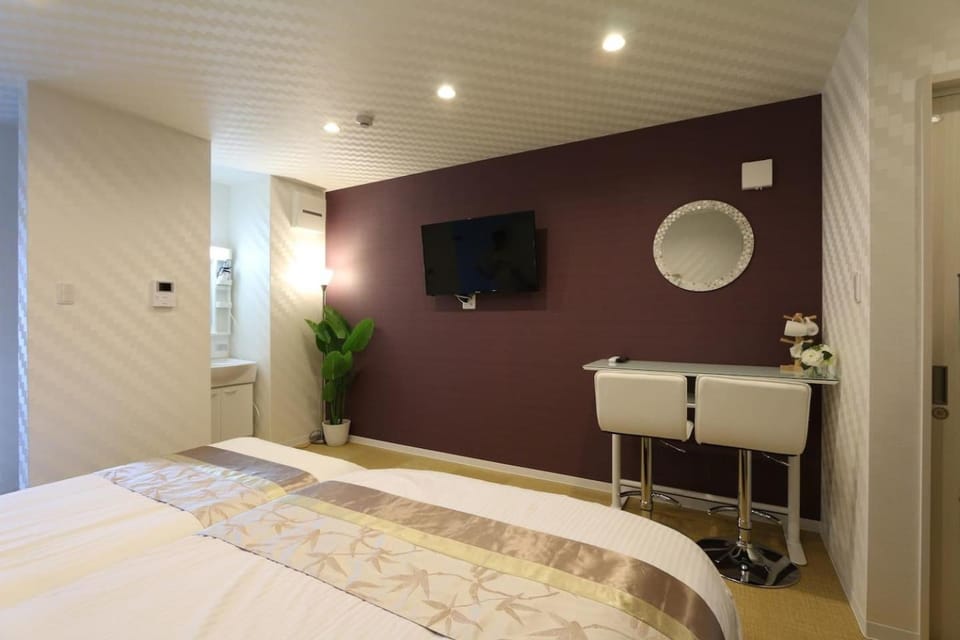 Bed, TV and multimedia, Photo of the whole room, Bedroom